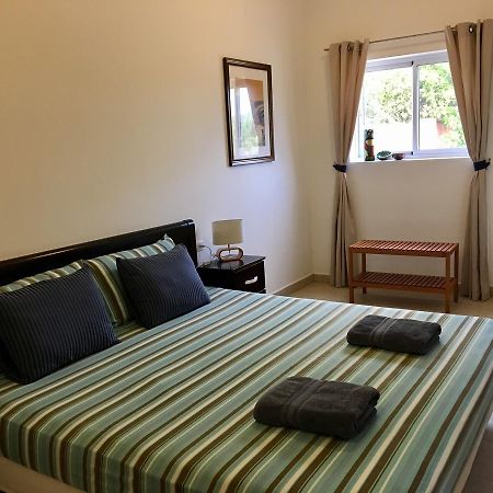Appartement Bubali Gardens à Palm Beach Extérieur photo