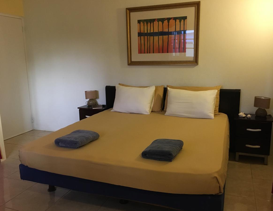 Appartement Bubali Gardens à Palm Beach Extérieur photo